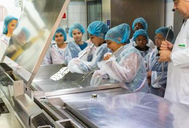 enfants dans une cuisine centrale 